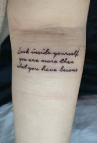 花体英文纹身 女生手臂上黑色的英文纹身图片