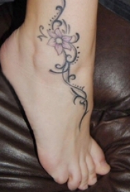 女生脚背上彩绘水彩素描创意精美花朵纹身图片