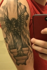 男生手臂上黑灰点刺几何简单线条天使纹身图片