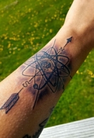 男生手臂上黑色点刺原子简单线条原子和剑纹身图片