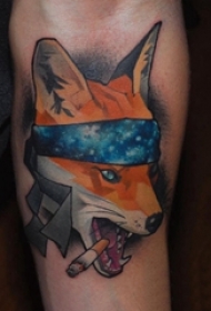 男生手臂上彩绘水彩素描可爱狐狸经典纹身图片