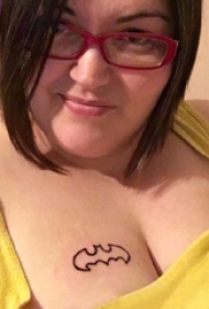 女生胸部黑色简单线条蝙蝠侠符号纹身图片