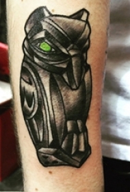 男生手臂上黑灰素描点刺技巧霸气猫头鹰纹身图片