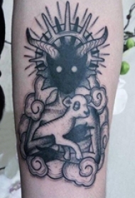 男生手臂上黑色点刺简单线条羊和另类人物纹身图片