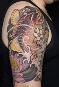 男生手臂上彩绘水彩素描文艺霸气鲤鱼纹身图片