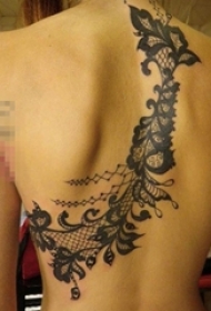 女生后背上黑色几何线条蕾丝花朵纹身图片
