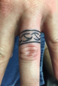 手指纹身戒指 男生手指上黑色的戒指纹身图片