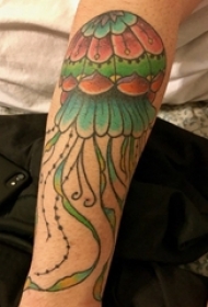 男生手臂上彩绘水彩素描创意章鱼纹身图片