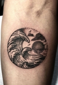 纹身海浪男生手臂上黑色的浪花纹身图片