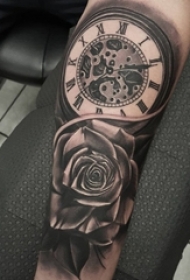 纹身钟表 男生手臂上黑色玫瑰花纹身钟表纹身图片