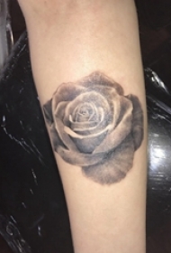 女生手臂上黑灰点刺抽象线条唯美植物玫瑰纹身图片