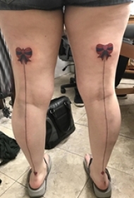 蝴蝶结纹身图 女生大腿上彩色的蝴蝶结纹身图片
