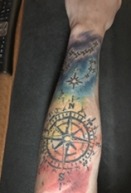 手臂纹身素材 男生手臂上彩色的指南针纹身图片