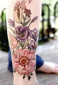 女生小腿上彩绘水彩创意唯美花朵纹身图片