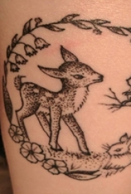 女生小腿上黑色植物素材圆形花边小动物纹身图片