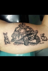 男生手臂上黑色几何简单线条小动物乌龟和兔子纹身图片