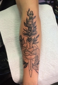 欧美匕首纹身男生手臂上花朵和匕首纹身图片
