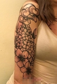 女生手臂上黑色素描创意花朵花纹爱心纹身图片