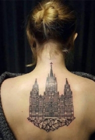 建筑物纹身 女生后背上黑色的建筑物纹身图片