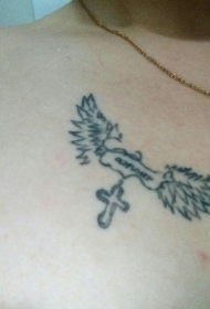 胸部十字架与翅膀黑色纹身图案