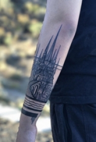男生手臂上黑色点刺几何简单线条建筑物纹身图片