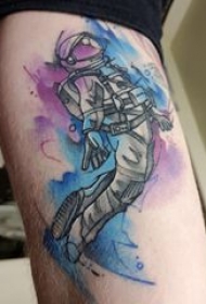 宇航员纹身图案 男生手臂上彩色的宇航员纹身图片
