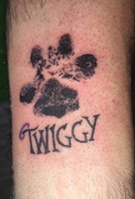 狗爪纹身 男生手臂上狗爪和英文纹身图片