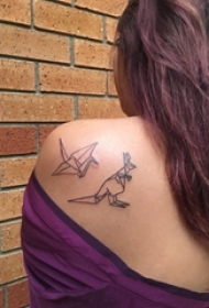 女生后肩上黑色几何简单线条折纸千纸鹤和袋鼠纹身图片