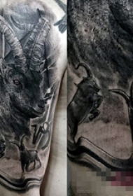 男生手臂上黑色点刺技巧小动物羚羊纹身图片