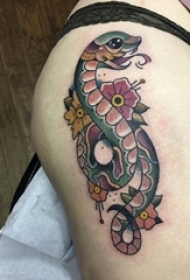 女生臀部彩绘简单线条花朵和动物蛇纹身图片
