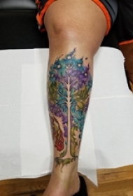 男生小腿上彩绘渐变简单抽象线条植物大树纹身图片