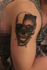 男生手臂上黑色素描创意音符骷髅头纹身图片