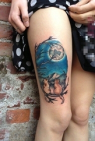 女生大腿上彩绘水彩创意月夜下的风景猫纹身图片