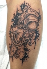 男生手臂上黑灰素描点刺技巧创意宇航员纹身图片