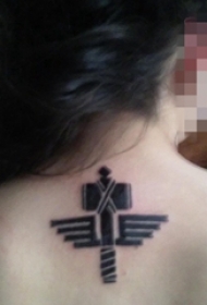 女生颈后黑色十字架创意锤子纹身图片