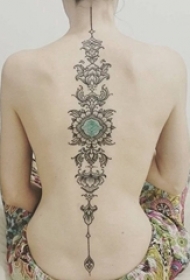 女生后背上黑灰点刺简单抽象线条花朵脊柱纹身图片
