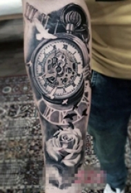男生手臂上黑色素描点刺技巧创意齿轮钟表纹身图片
