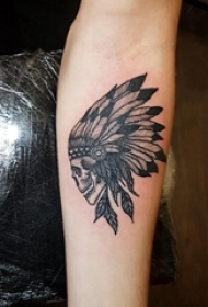 女生手臂上黑色点刺简单线条骷髅印第安人纹身图片