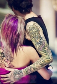 情侣手臂上彩绘花臂抽象线条与花仙子纹身图片