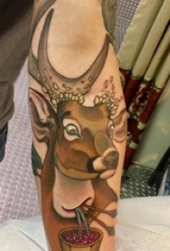 女生手臂上彩绘渐变简单线条小动物麋鹿纹身图片