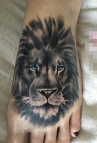 脚背上黑白灰风格点刺技巧抽象线条狮子头动物纹身图片