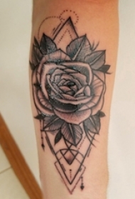 欧美玫瑰纹身女生手臂上黑色的花朵纹身图片