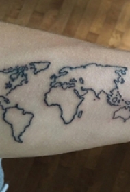 男生手臂上黑色抽象线条创意世界地图纹身图片