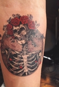 男生手臂上彩绘水彩素描创意骷髅花朵纹身图片