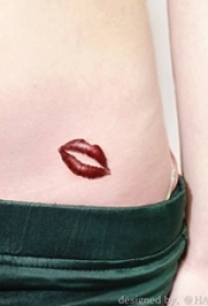 女性腰部性感的彩色嘴唇纹身图片