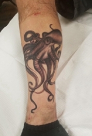 男生小腿上黑灰点刺抽象线条小动物章鱼纹身图片