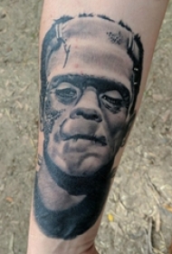 人物肖像纹身 男生手臂上写实人物肖像纹身图片