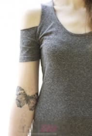 女生手臂上黑灰点刺简单线条小动物蝴蝶纹身图片