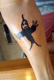 男生手臂上黑色简单线条卡通抽象人物纹身图片