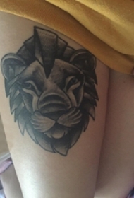 女生大腿上黑灰素描点刺技巧霸气狮子纹身图片